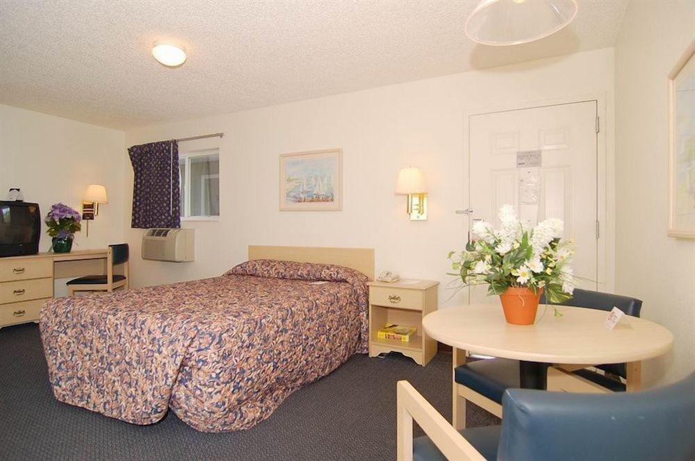 Suburban North I-4 Hotel 2*