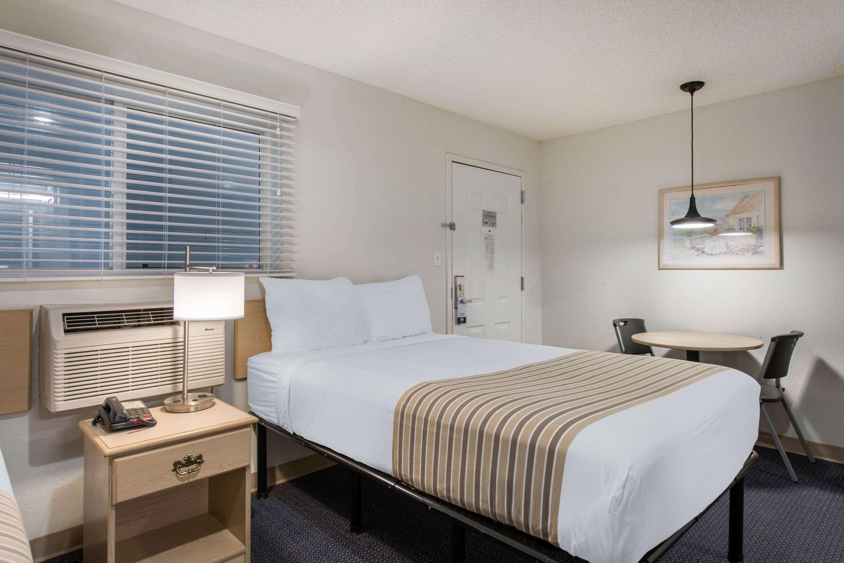 Suburban North I-4 Hotel 2*