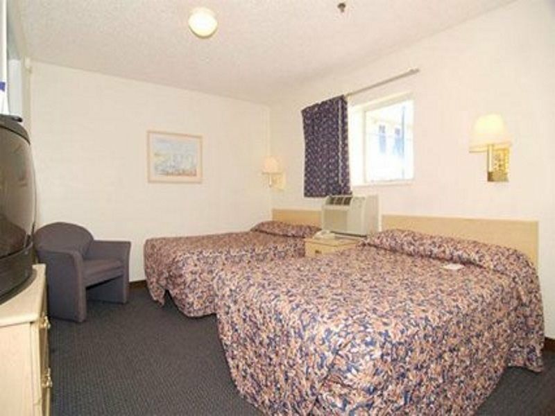 Suburban North I-4 Hotel 2*